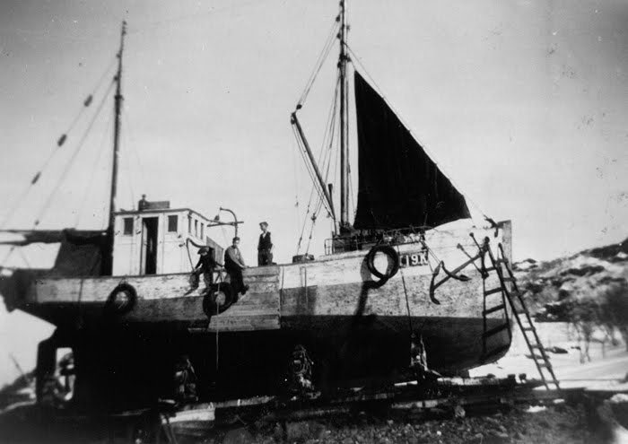 Bilder er tatt ca. år 1940 på Einarsen slippen, Skjervøy-vågen